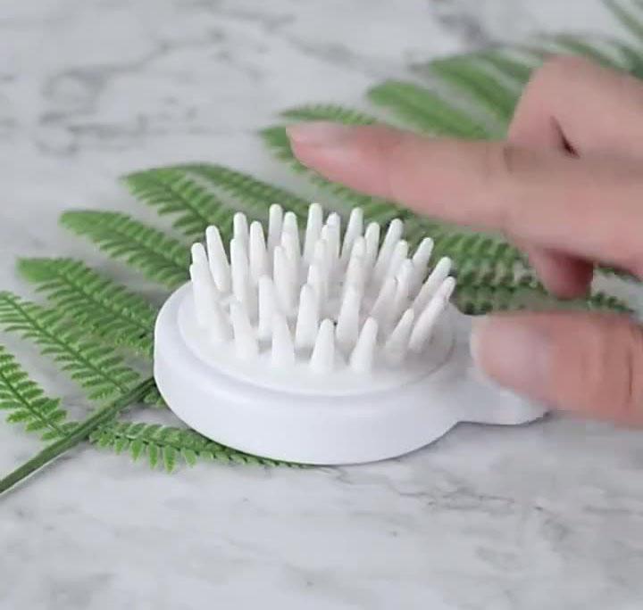 Lược gội đầu massage có lỗ để móc treo-duoc-ban-tai-BT Mart - Siêu thị dành cho Người bận rộn