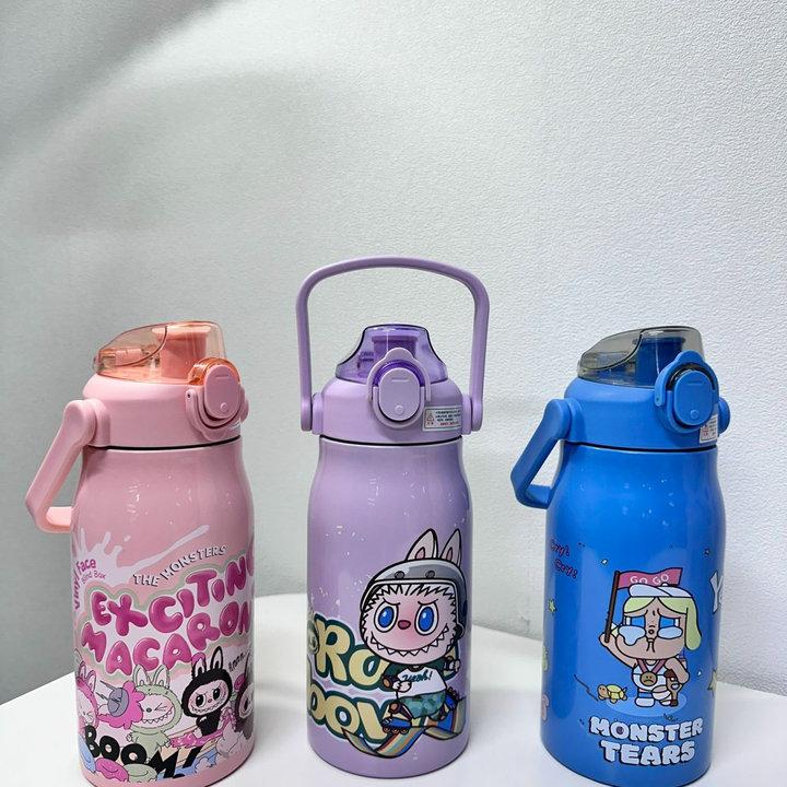 BÌNH GIỮ NHIỆT CÓ QUAI XÁCH LABUBU, MONSTER 1000ML-duoc-ban-tai-Kidzworld Asia