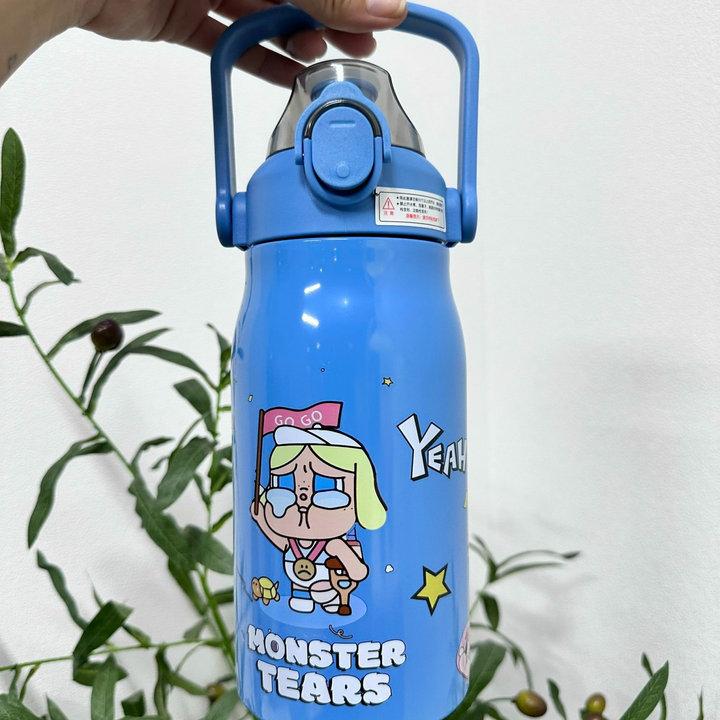 BÌNH GIỮ NHIỆT CÓ QUAI XÁCH LABUBU, MONSTER 1000ML-duoc-ban-tai-Kidzworld Asia