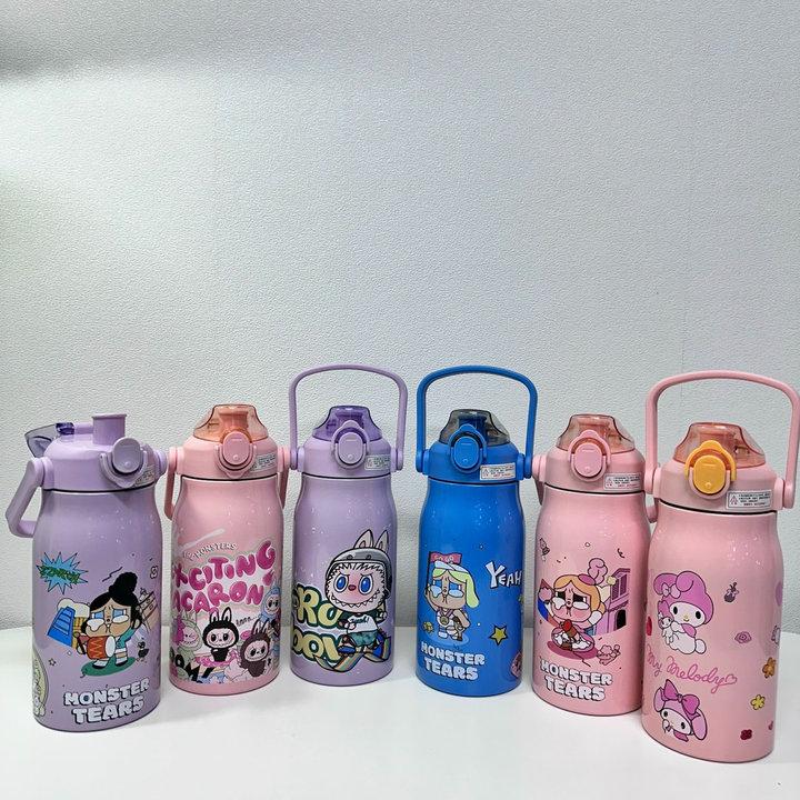 BÌNH GIỮ NHIỆT CÓ QUAI XÁCH LABUBU, MONSTER 1000ML-duoc-ban-tai-Kidzworld Asia