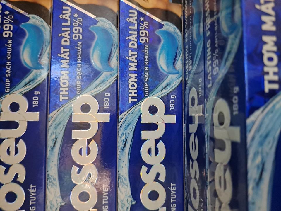 Kem đánh răng closeup băng tuyết 180g-duoc-ban-tai-TẠP HÓA HÀO KIỆT
