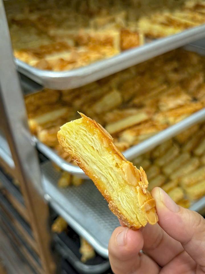 Almond Puff Pastry [Hạnh Nhân Ngàn Lớp]-duoc-ban-tai-BoBap