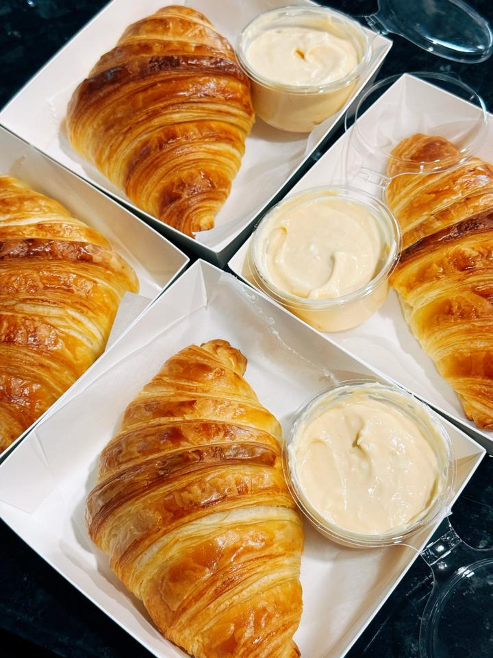 Croissant Sừng Trâu Phô Mai Trứng Muối-duoc-ban-tai-BoBap