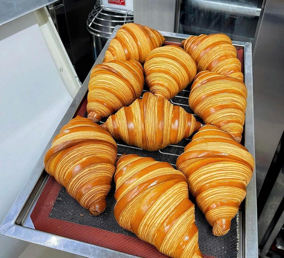 Croissant Sừng Trâu Phô Mai Trứng Muối-duoc-ban-tai-BoBap