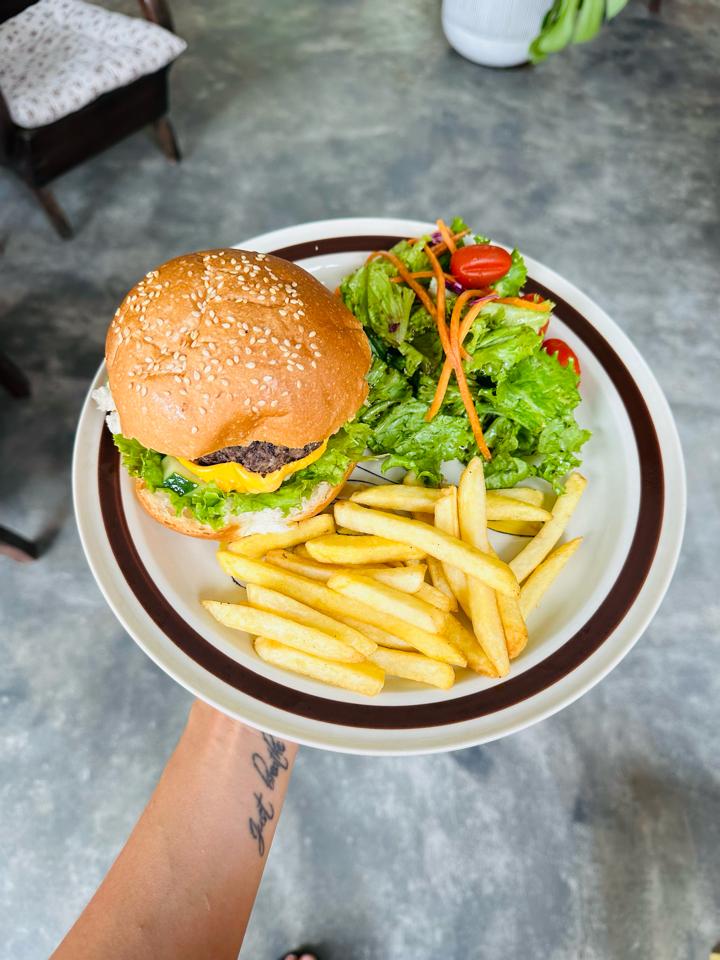 Mushroom Burger (no cheese)-duoc-ban-tai-SPANDA VEGAN & CAFE