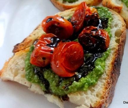 Roasted Bell Pepper Pesto Toast-duoc-ban-tai-SPANDA VEGAN & CAFE