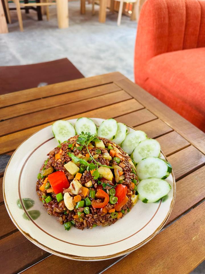 Dancing Pineapple Fried Brown Rice-duoc-ban-tai-SPANDA VEGAN & CAFE