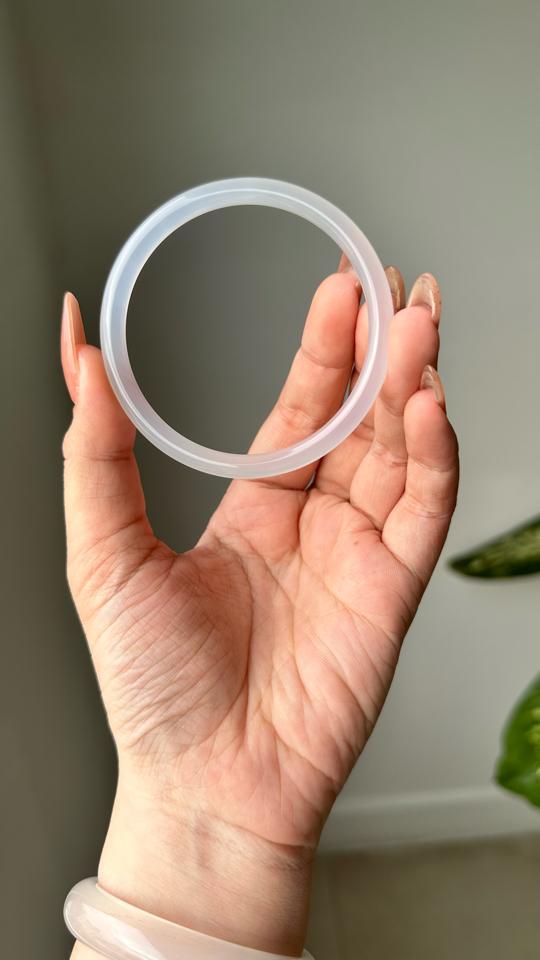 Vòng tay mã não tự nhiên màu trắng kiểu đinh đang-duoc-ban-tai-NGỌC THANH GIANG GEMS & JADES