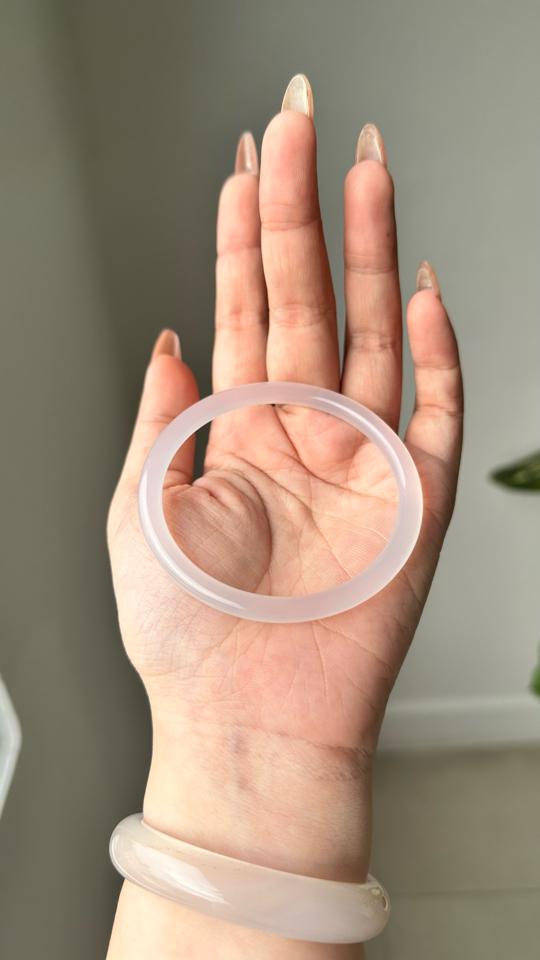 Vòng tay mã não tự nhiên màu trắng kiểu đinh đang-duoc-ban-tai-NGỌC THANH GIANG GEMS & JADES