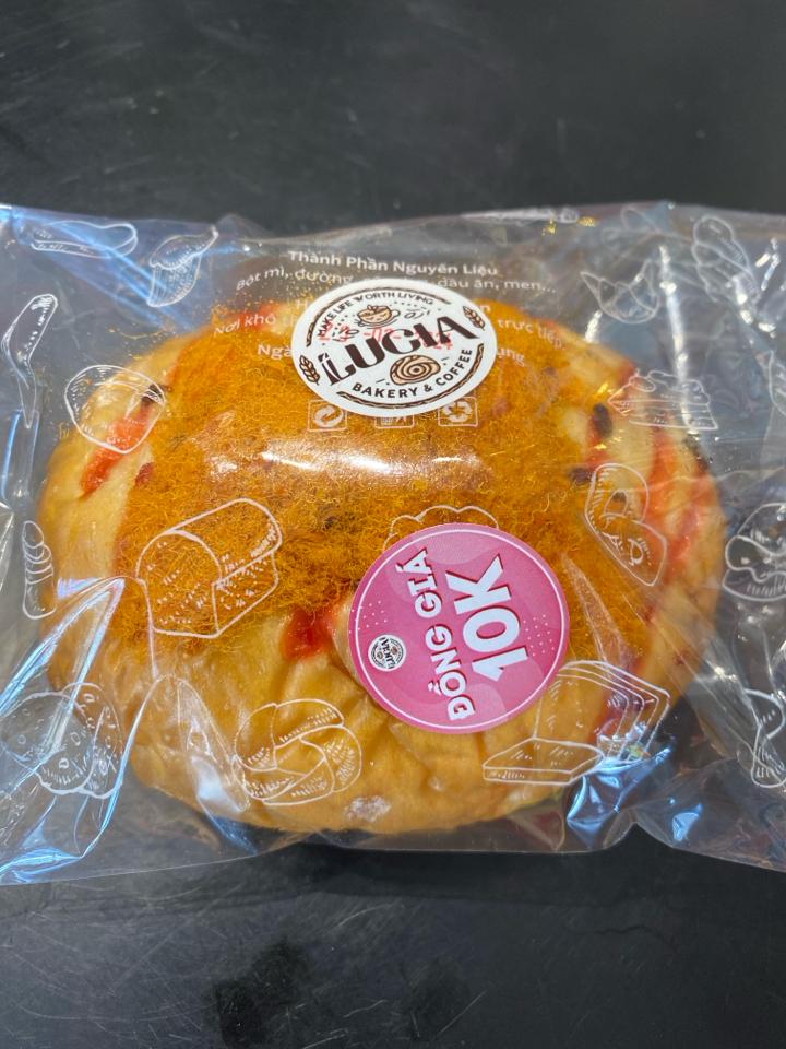 Bánh mì Cuộn Xúc Xích Chà Bông-duoc-ban-tai-Lucia Bakery & Coffee
