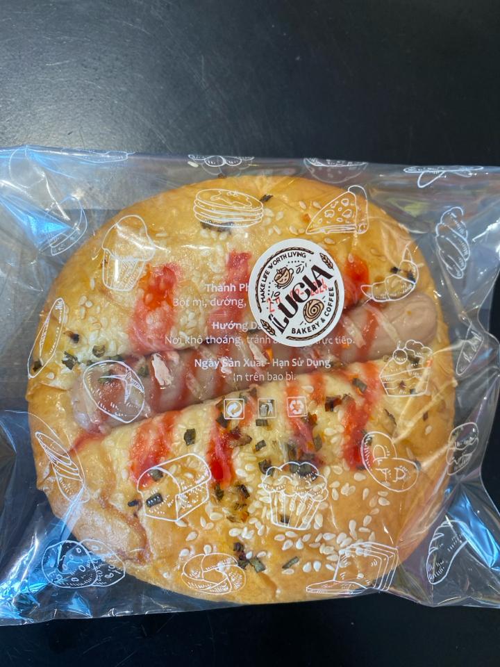 Bánh mì mềm Xúc xích-duoc-ban-tai-Lucia Bakery & Coffee