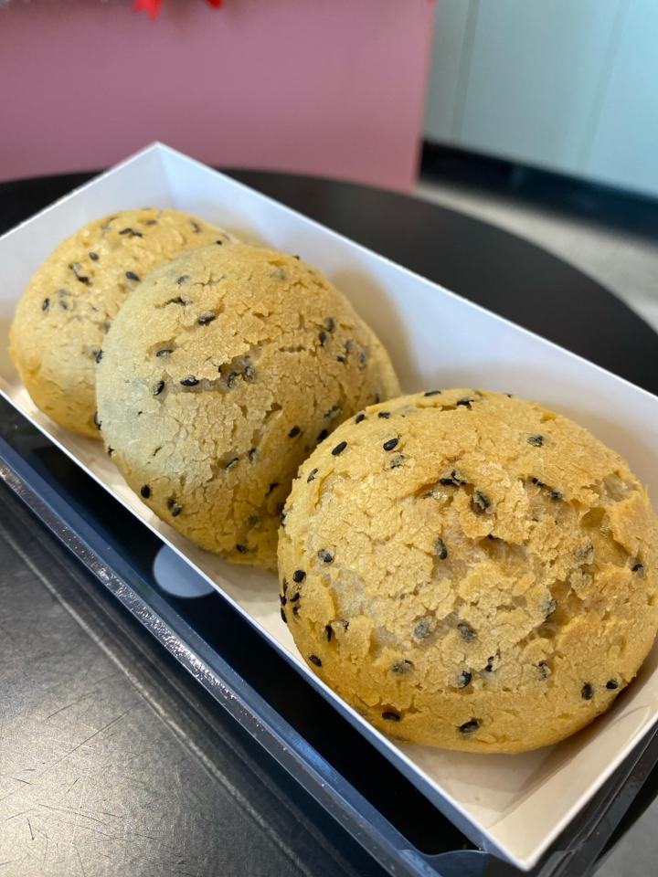 Bánh Mochi Mè Đen Hàn Quốc-duoc-ban-tai-Lucia Bakery & Coffee