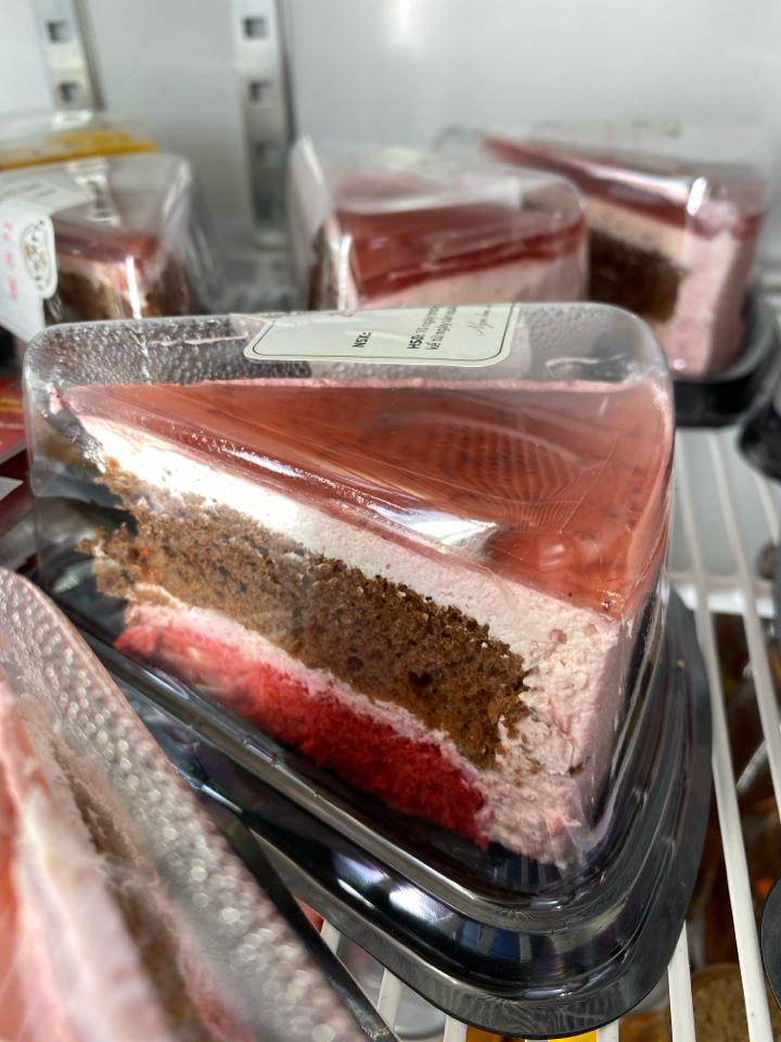 Strawberry Cheese Cake (Miếng)-duoc-ban-tai-Lucia Bakery & Coffee