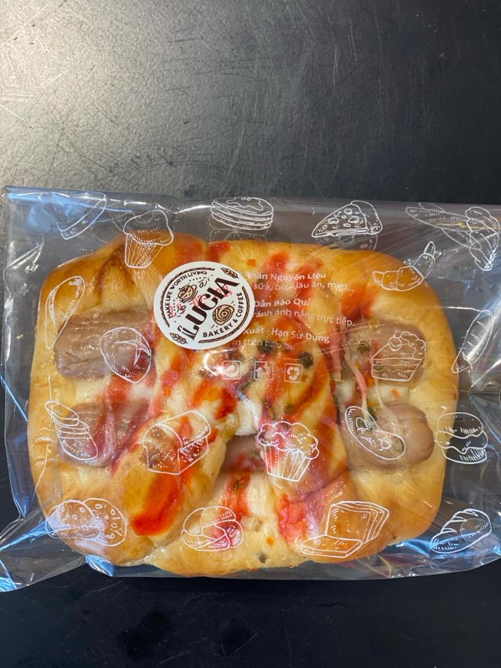 Bánh Mì Nơ Xúc Xích-duoc-ban-tai-Lucia Bakery & Coffee