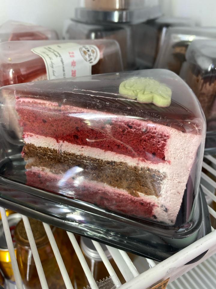 Mousse Việt Quất chessecake (Miếng)-duoc-ban-tai-Lucia Bakery & Coffee