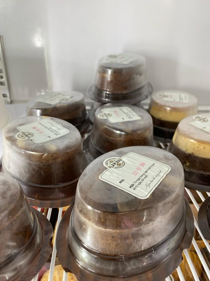 Bông Lan Chuối Socola-duoc-ban-tai-Lucia Bakery & Coffee