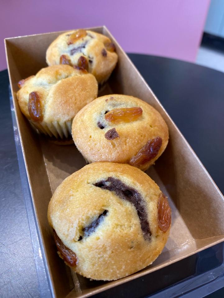 Bánh Bông Lan Bơ-duoc-ban-tai-Lucia Bakery & Coffee