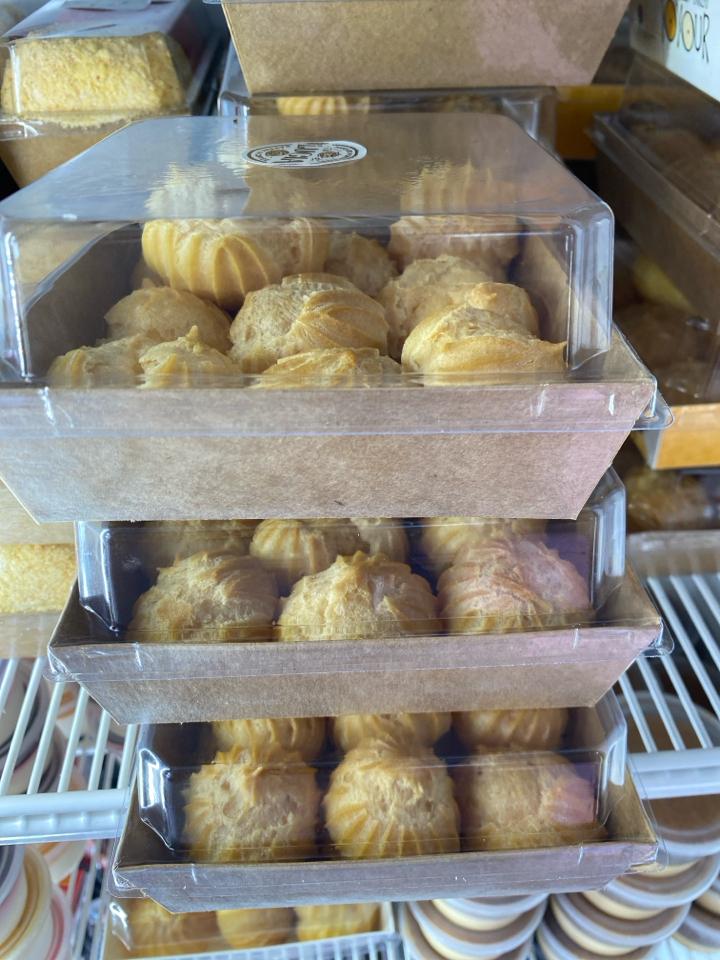 Bánh Su Kem Lucia-duoc-ban-tai-Lucia Bakery & Coffee