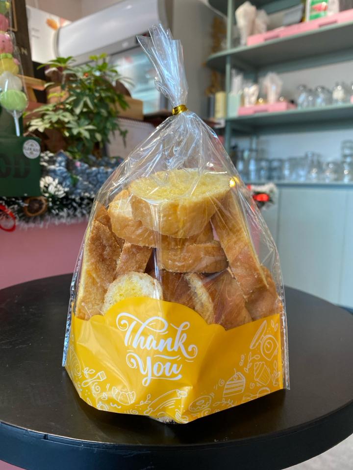 Bánh Mì Sấy Bơ Đường-duoc-ban-tai-Lucia Bakery & Coffee