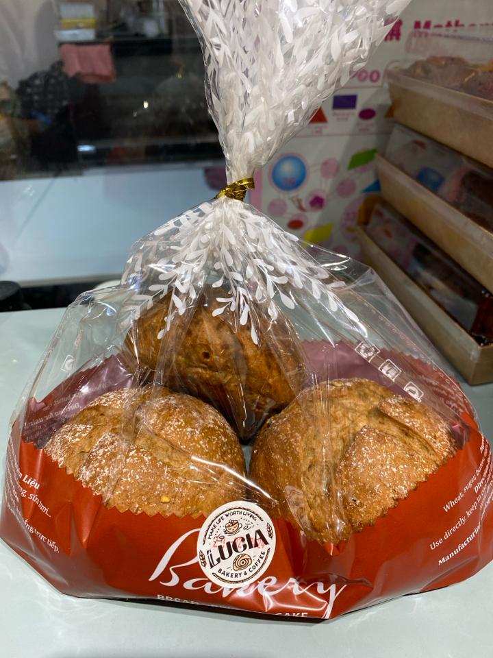 Bánh Mì Ngũ Cốc Đen (Set 3 bánh)-duoc-ban-tai-Lucia Bakery & Coffee