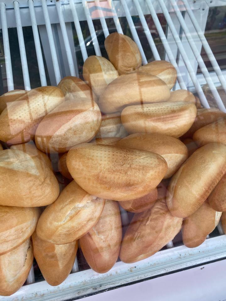 Set 5 Ổ Bánh mì baguette-duoc-ban-tai-Lucia Bakery & Coffee