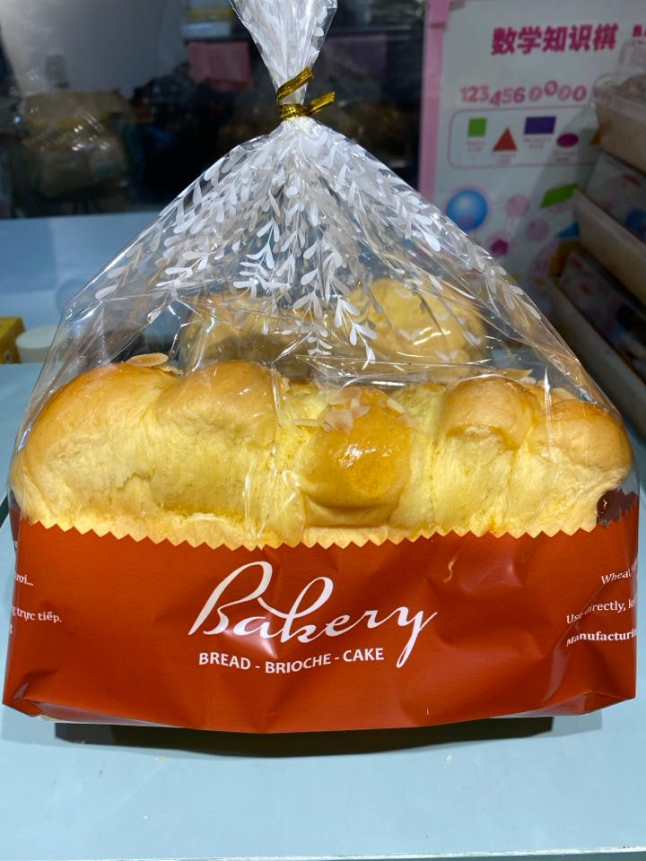 Bánh Mì Hoa Cúc Lucia Cam Vàng Lớn 300G-duoc-ban-tai-Lucia Bakery & Coffee