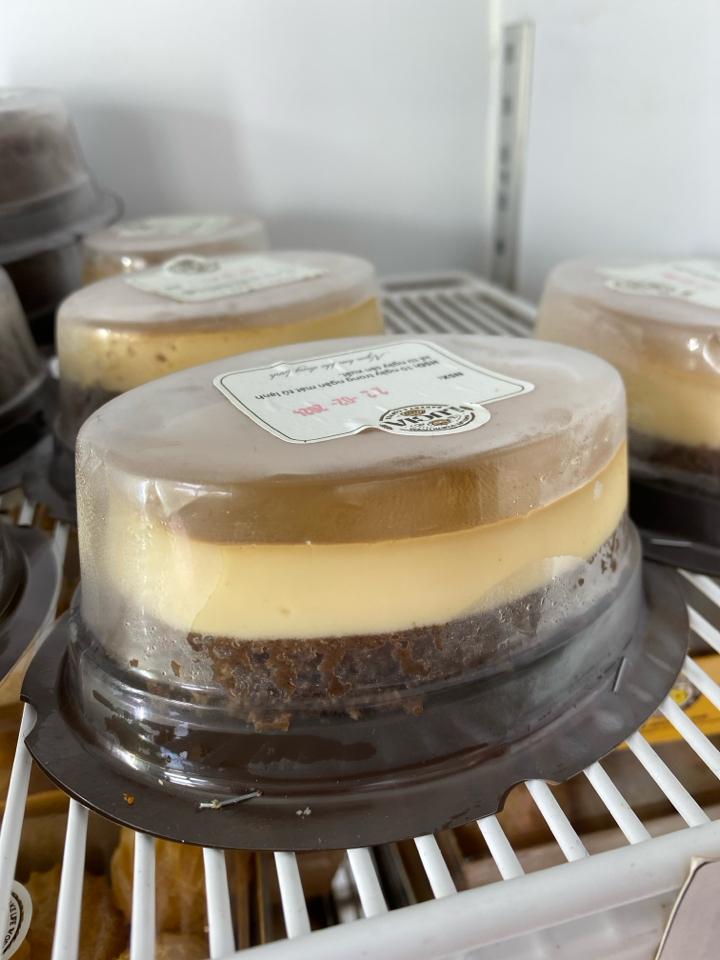 Flan Gato Oval-duoc-ban-tai-Lucia Bakery & Coffee