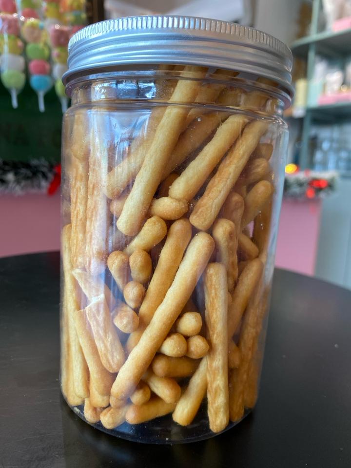 Bánh Que Hũ Lớn 180G-duoc-ban-tai-Lucia Bakery & Coffee