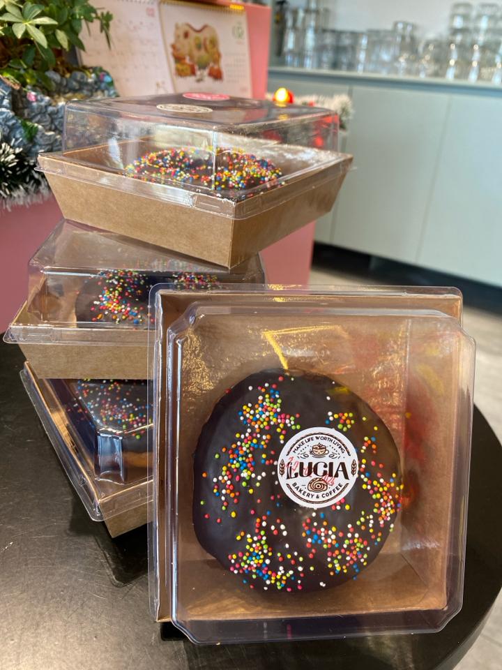 Bánh Donut Socola-duoc-ban-tai-Lucia Bakery & Coffee