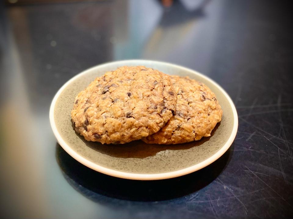 Vegan Oatmeal Chocolate Chips Cookies (02) - Bánh Quy Yến Mạch Chocolate Chips (Chay)-duoc-ban-tai-Green Monkey Saigon