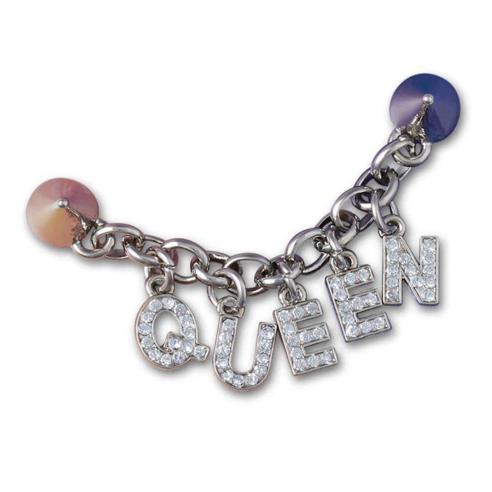 Crocs Charm - Dây Chữ Queen-duoc-ban-tai-Diệu Hằng Auth