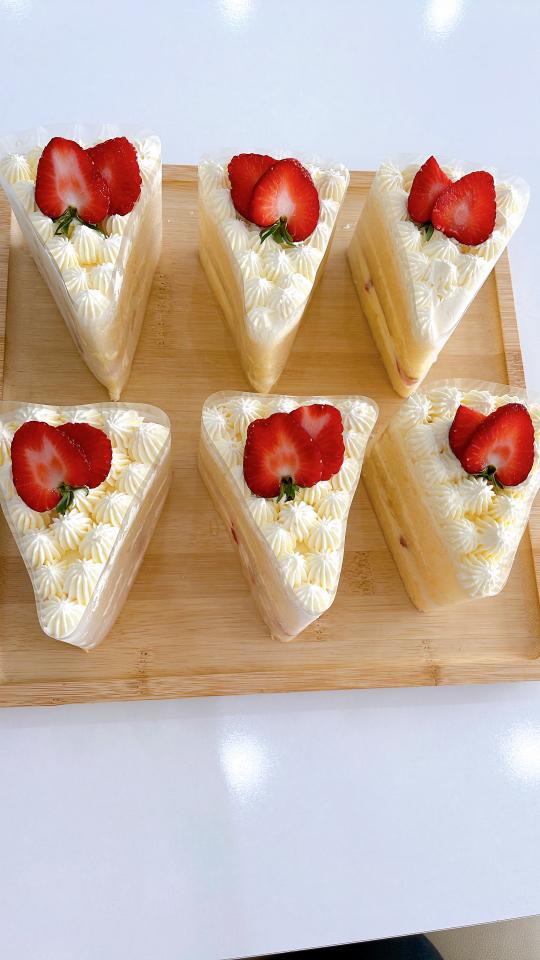 Gato kem tươi cắt miếng -duoc-ban-tai-Tiệm Bánh Mai Hương