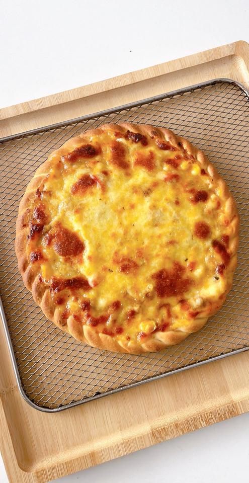Pizza xúc xích truyền thống-duoc-ban-tai-Tiệm Bánh Mai Hương