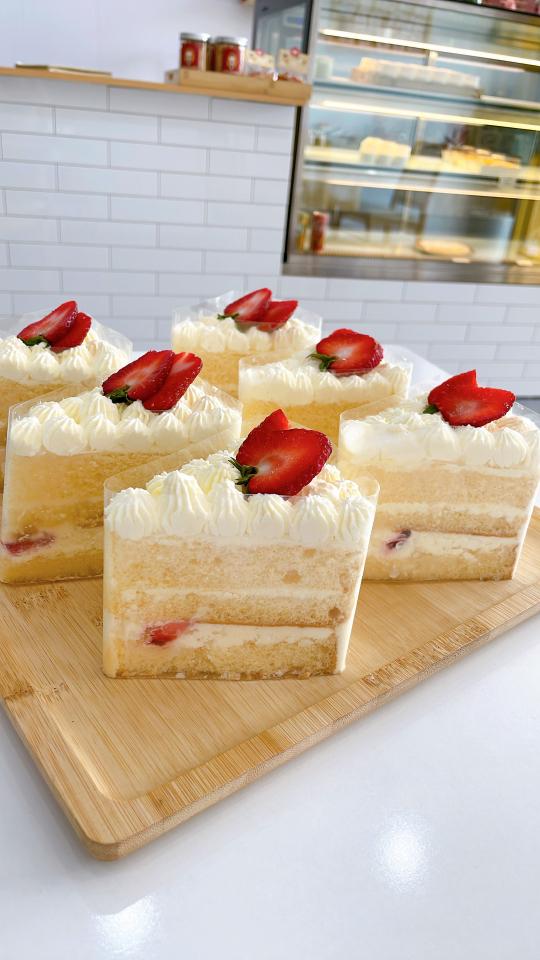 Gato kem tươi cắt miếng -duoc-ban-tai-Tiệm Bánh Mai Hương