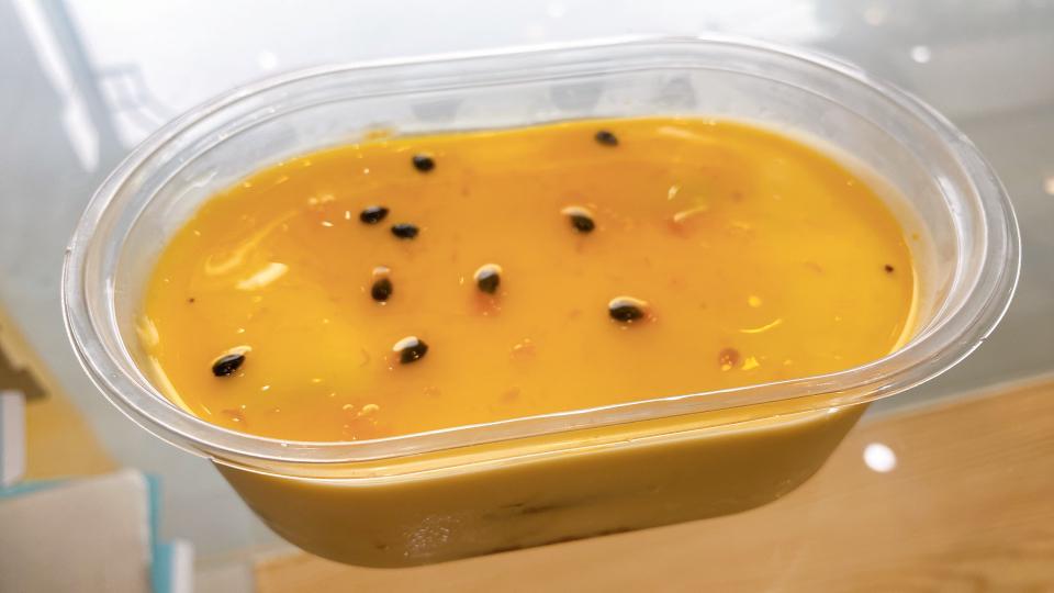 Tiramisu to chanh leo-duoc-ban-tai-Tiệm Bánh Mai Hương