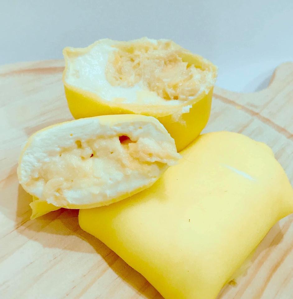 Crepe sầu riêng kem phomai-duoc-ban-tai-Tiệm Bánh Mai Hương