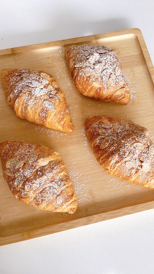 Bánh sừng bò hạnh nhân kem tươi- Almond croissant-duoc-ban-tai-Tiệm Bánh Mai Hương