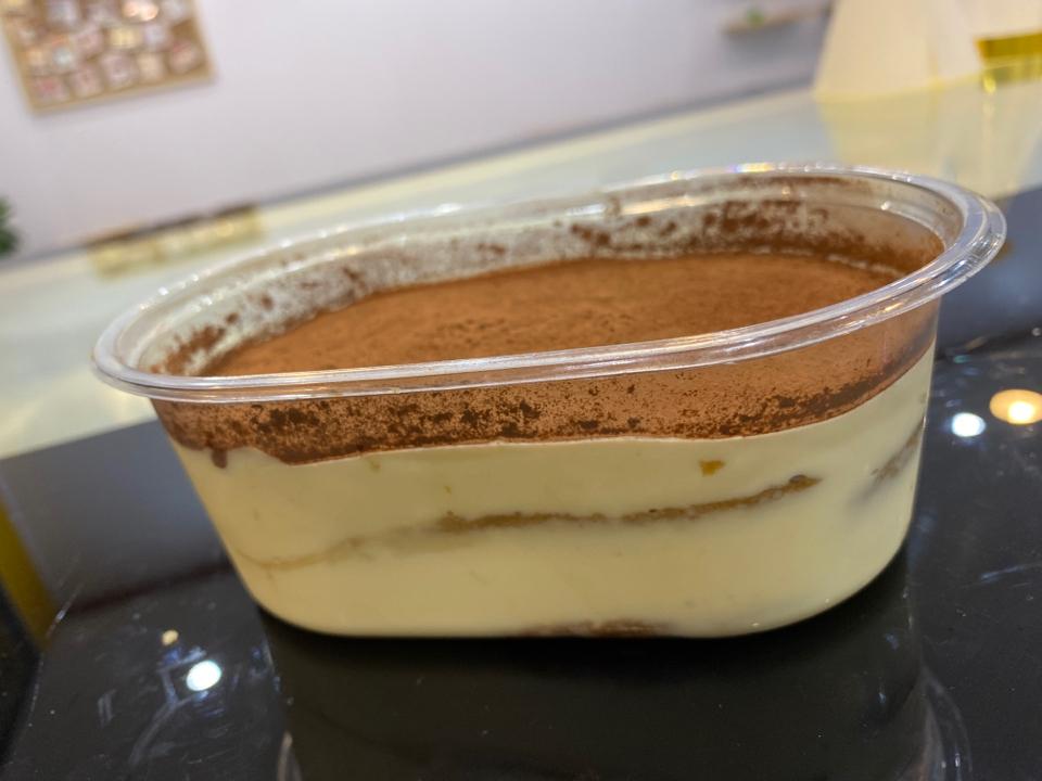 Tiramisu to cacao-duoc-ban-tai-Tiệm Bánh Mai Hương