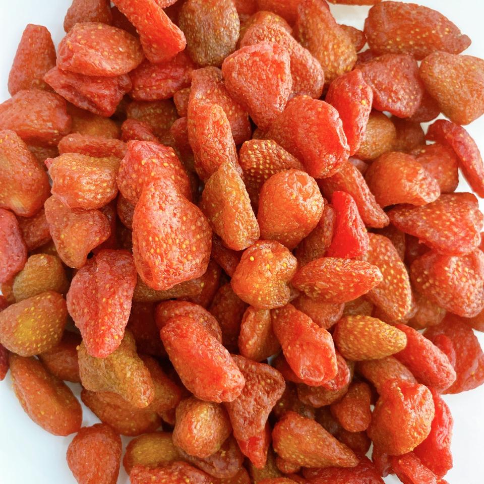 Dâu tây sấy dẻo 300g-duoc-ban-tai-Tiệm Bánh Mai Hương