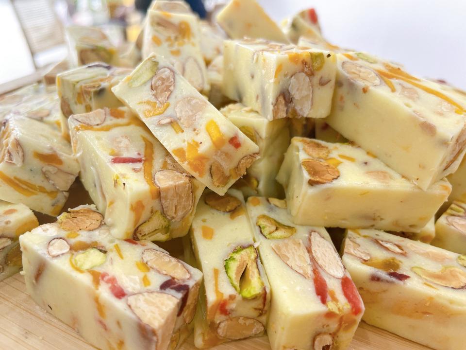 Kẹo hạnh phúc nougat-duoc-ban-tai-Tiệm Bánh Mai Hương