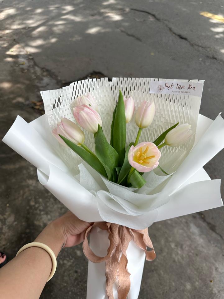 Bó hoa tulip 7 cành-duoc-ban-tai-Một tiệm hoa