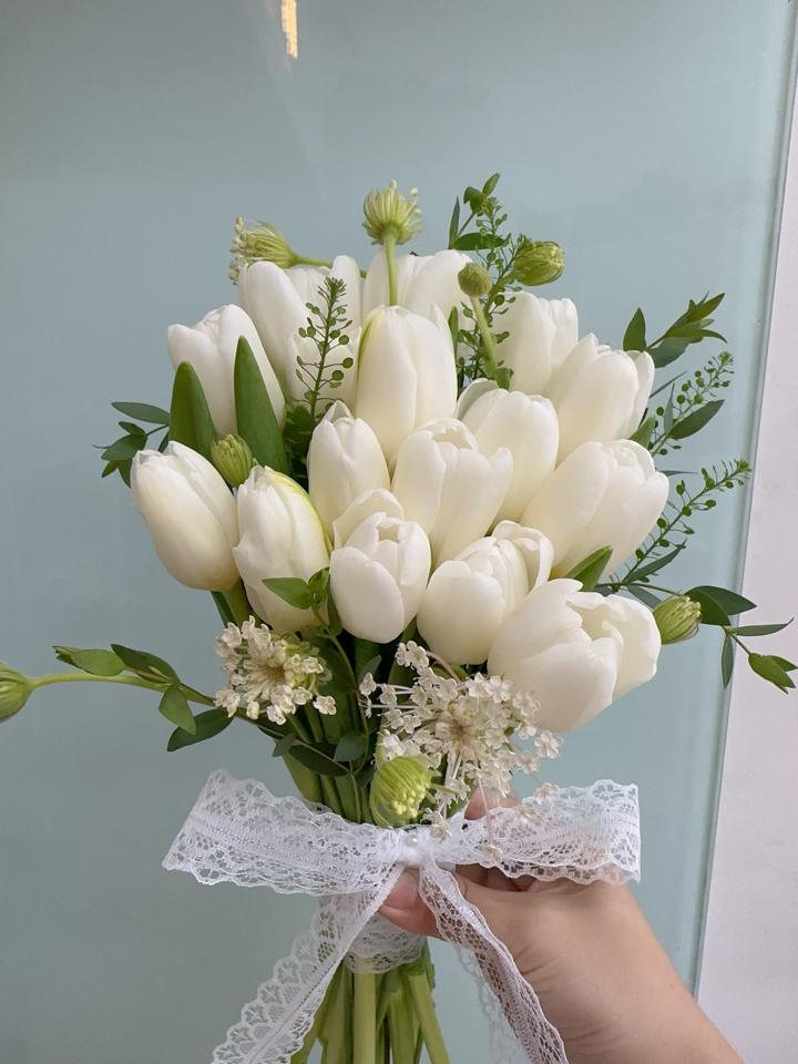 Hoa tulip trắng mix thuý châu-duoc-ban-tai-Một tiệm hoa