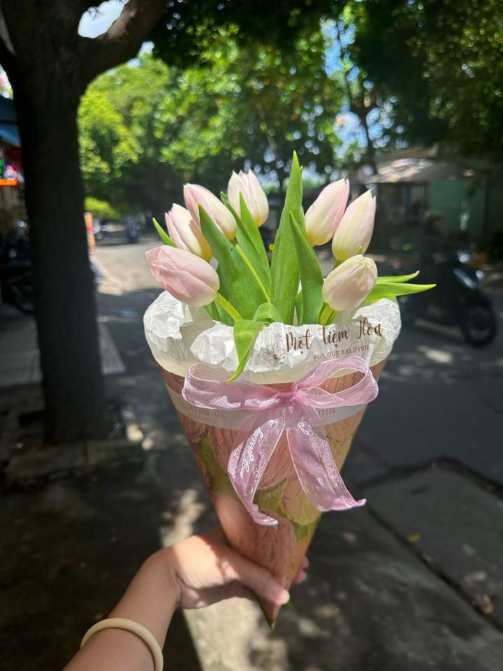 Bó hoa tulip -duoc-ban-tai-Một tiệm hoa