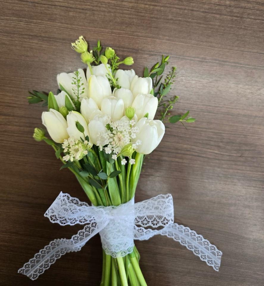 Hoa tulip trắng mix thuý châu-duoc-ban-tai-Một tiệm hoa