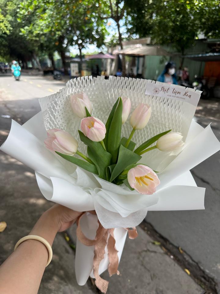 Bó hoa tulip 7 cành-duoc-ban-tai-Một tiệm hoa