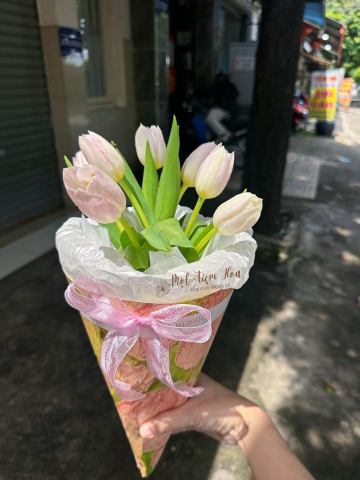 Bó hoa tulip -duoc-ban-tai-Một tiệm hoa