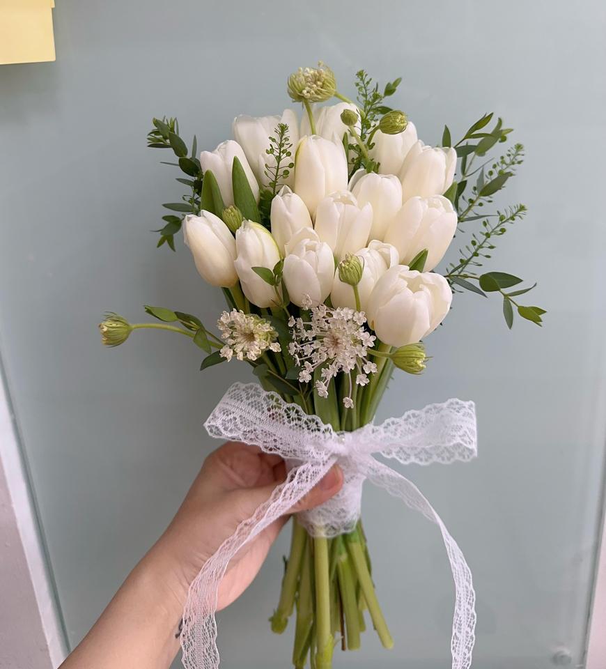 Hoa tulip trắng mix thuý châu-duoc-ban-tai-Một tiệm hoa