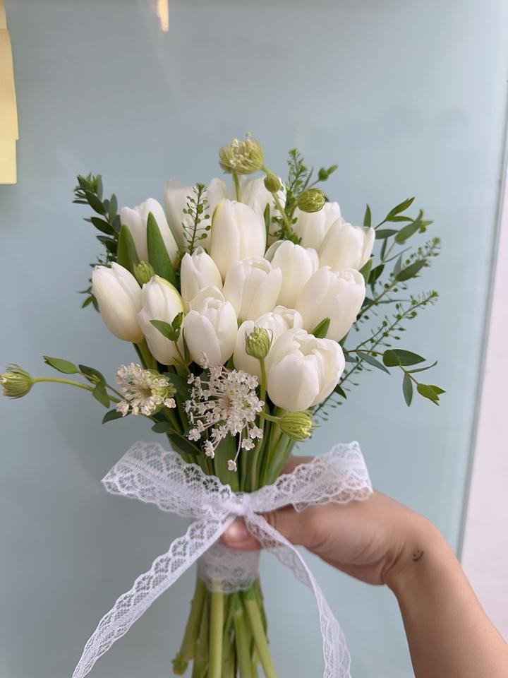 Hoa tulip trắng mix thuý châu-duoc-ban-tai-Một tiệm hoa