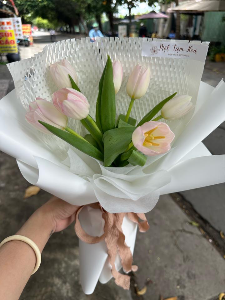 Bó hoa tulip 7 cành-duoc-ban-tai-Một tiệm hoa