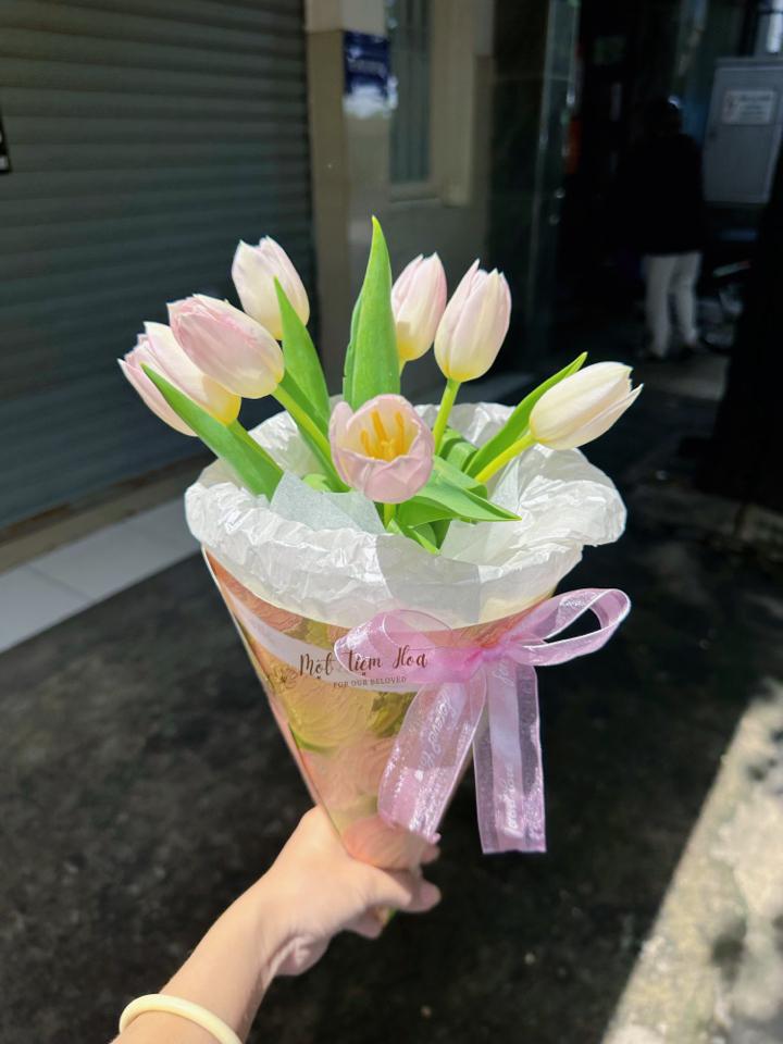 Bó hoa tulip -duoc-ban-tai-Một tiệm hoa